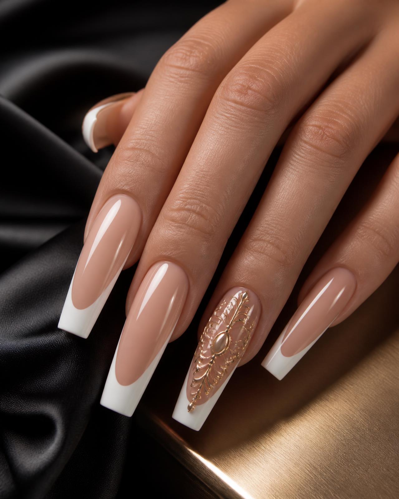 Ongles longs carrés avec French blanche et bijou doré