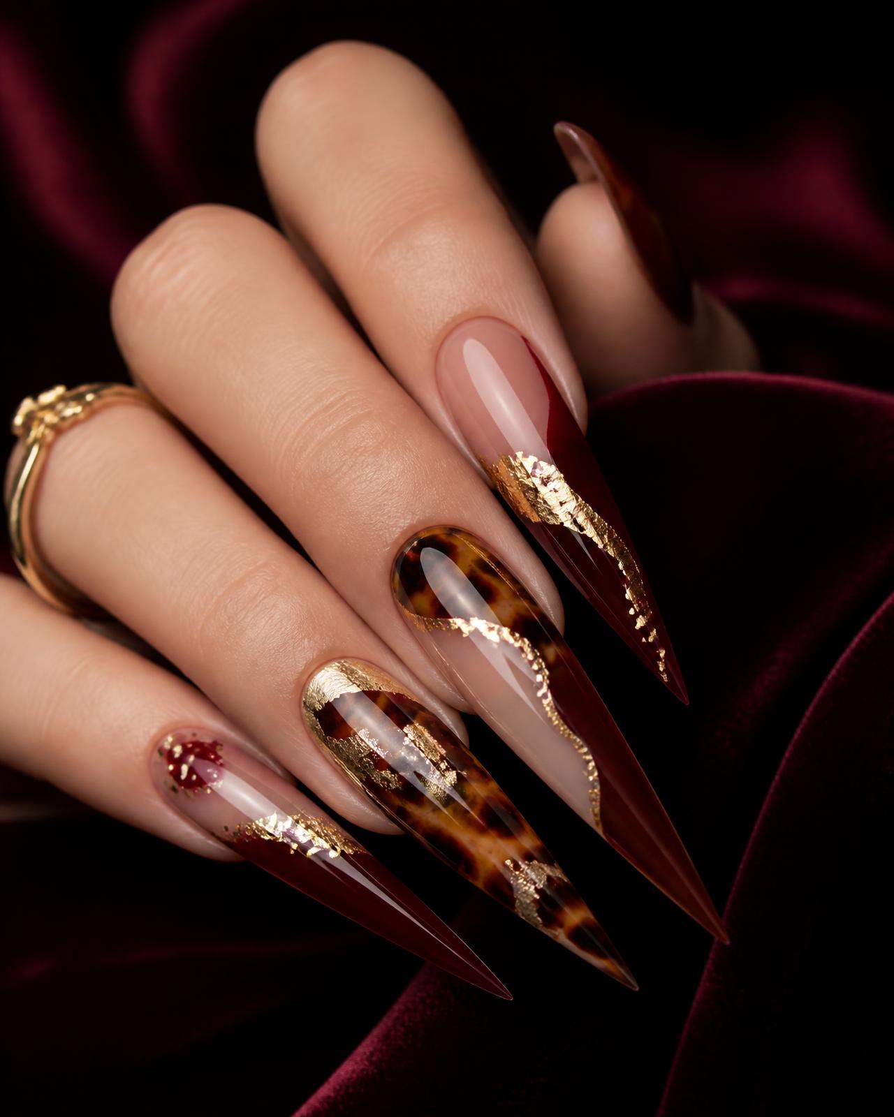 Ongles stiletto très longs bordeaux, écaille et feuille d’or